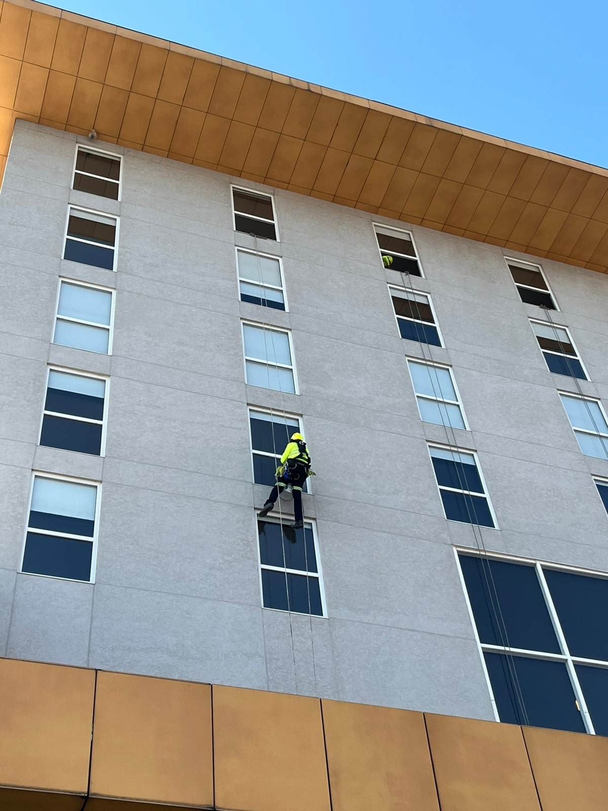 Cambio-de-cristales-en-fachada-de-edificio-con-tecnología-de-vanguardia