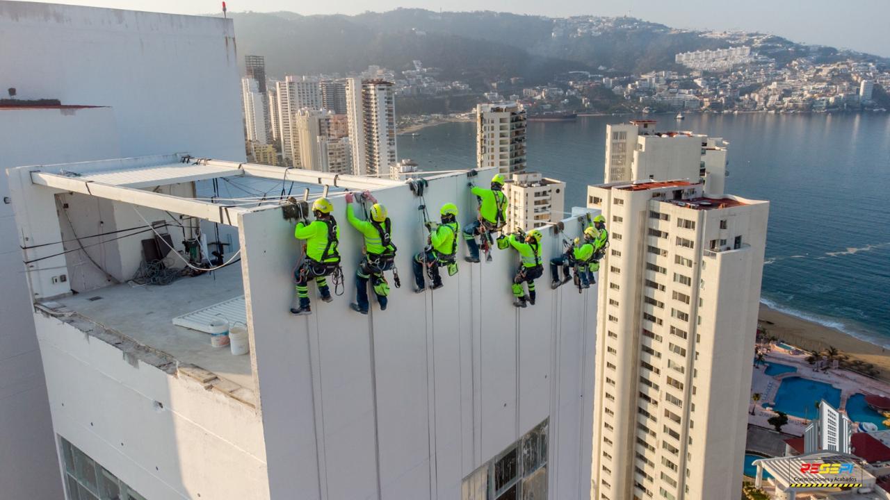 Proceso-de-restauración-de-edificio-destacando-limpieza-y-mantenimiento-en-altura