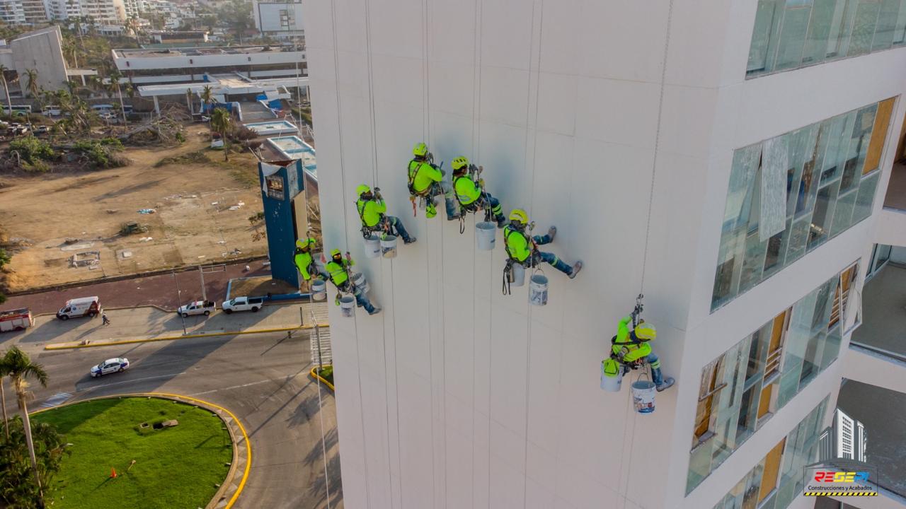 Obra-de-pintura-de-fachada-en-edificio-realzando-su-imagen-exterior