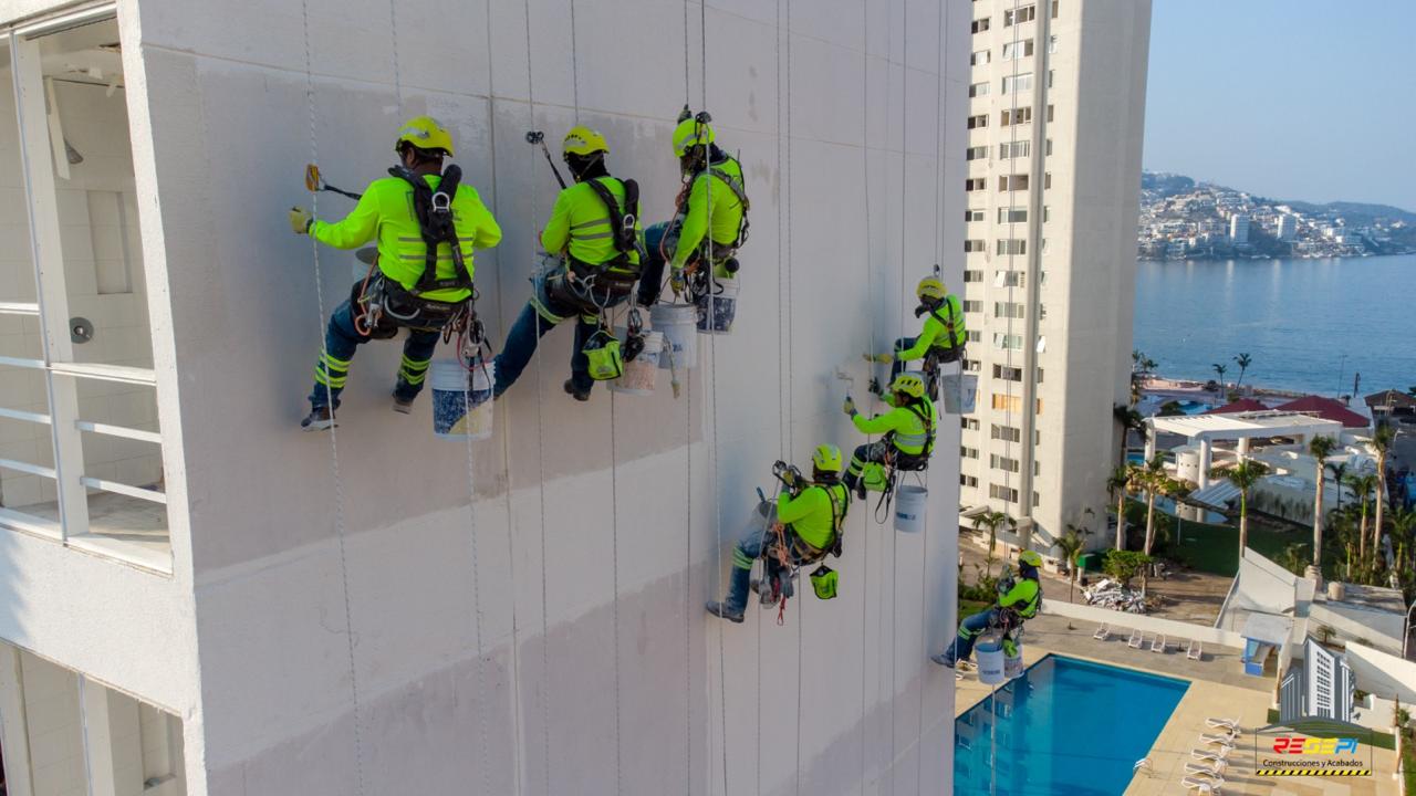 Técnico-certificado-aplicando-sellado-y-pulido-en-ventana-de-gran-altura