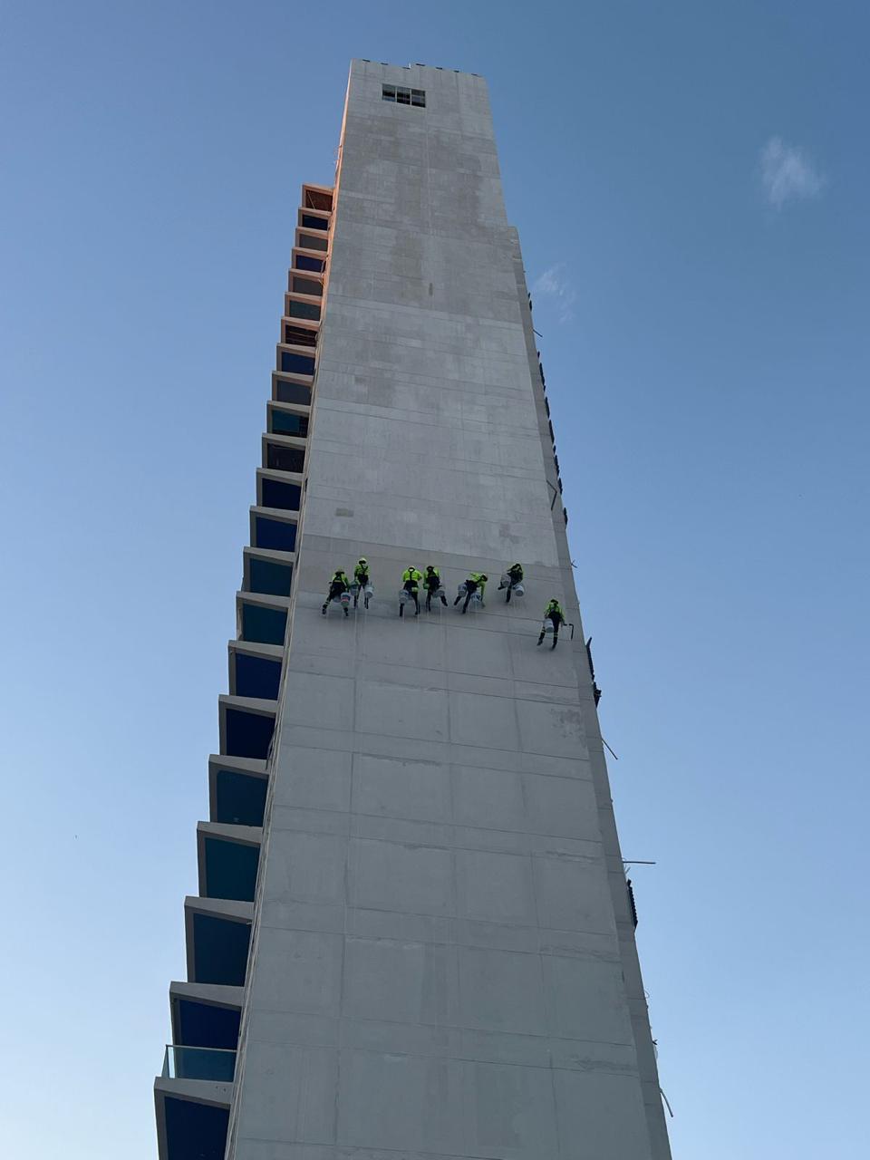 Instalación-de-luminarias-en-altura-para-mejorar-iluminación-y-seguridad